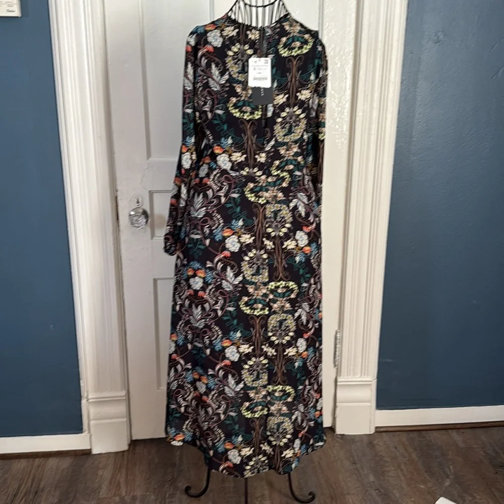 Floral Zara Dress. Very adorable and great for any occasion. NWT. Size S - Picture 6 of 7